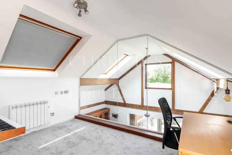 Exceptional Detached Family Home with Pool, Sauna & Secluded Garde — photograph 10