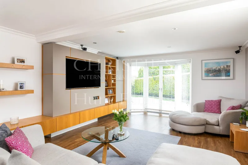 Exceptional Detached Family Home with Pool, Sauna & Secluded Garde — photograph 7
