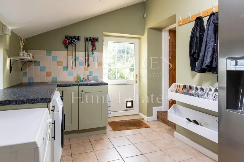 Delightful Detached Country Cottage — photograph 8