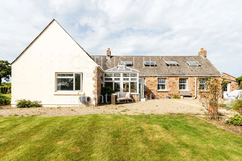 Delightful Detached Country Cottage — photograph 2