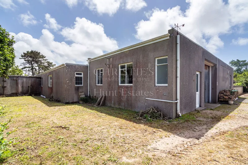 Detached Bungalow In Quiet Location With Field, Stable And Multipurpose Storage — photograph 9