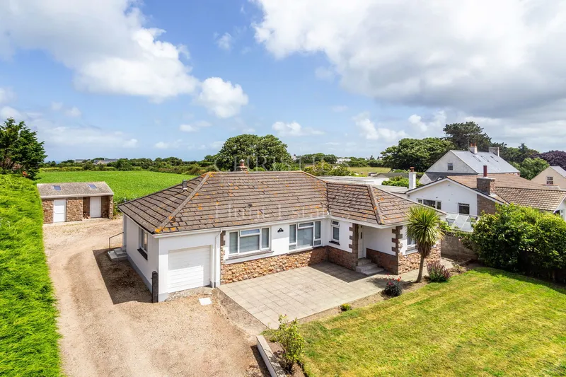 Detached Bungalow In Quiet Location With Field, Stable And Multipurpose Storage — photograph 3