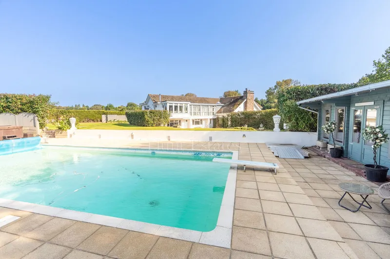 Country Home with Swimming Pool and Garden — photograph 3