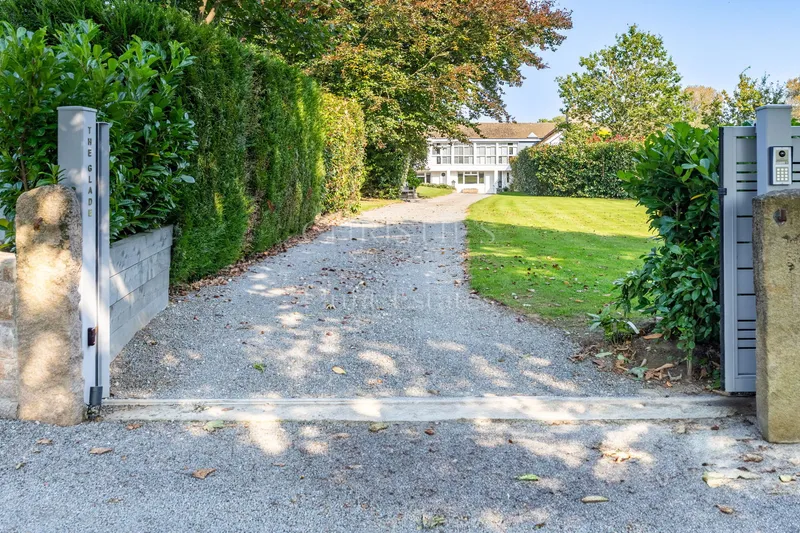 Country Home with Swimming Pool and Garden — photograph 5