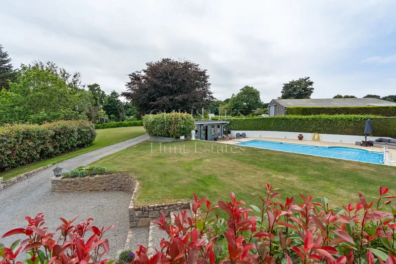 Country Home with Swimming Pool and Garden — photograph 2