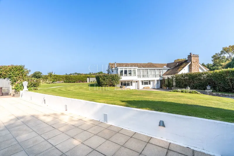 Country Home with Swimming Pool and Garden — photograph 4