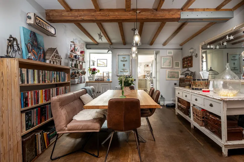 Granite Cottage In Sought After Location — photograph 4