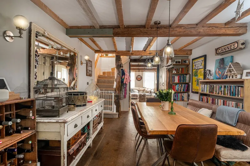 Granite Cottage In Sought After Location — photograph 2