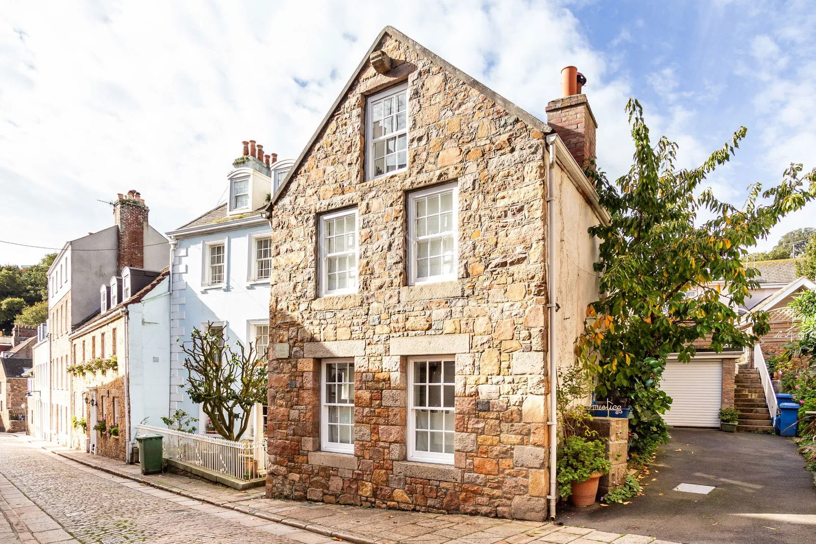 Granite Cottage In Sought After Location — main photograph