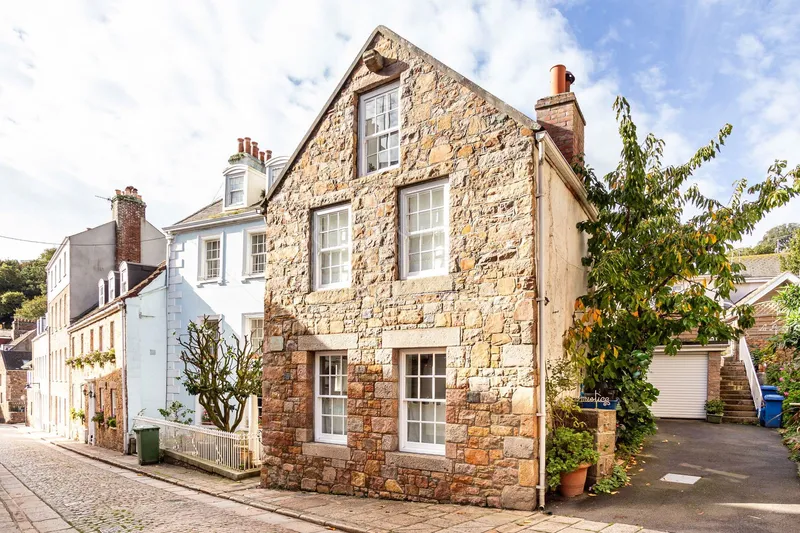 Granite Cottage In Sought After Location — main photograph