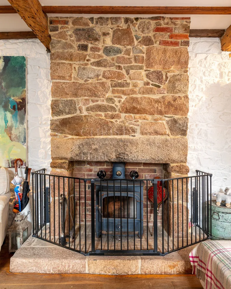 Granite Cottage In Sought After Location — photograph 8