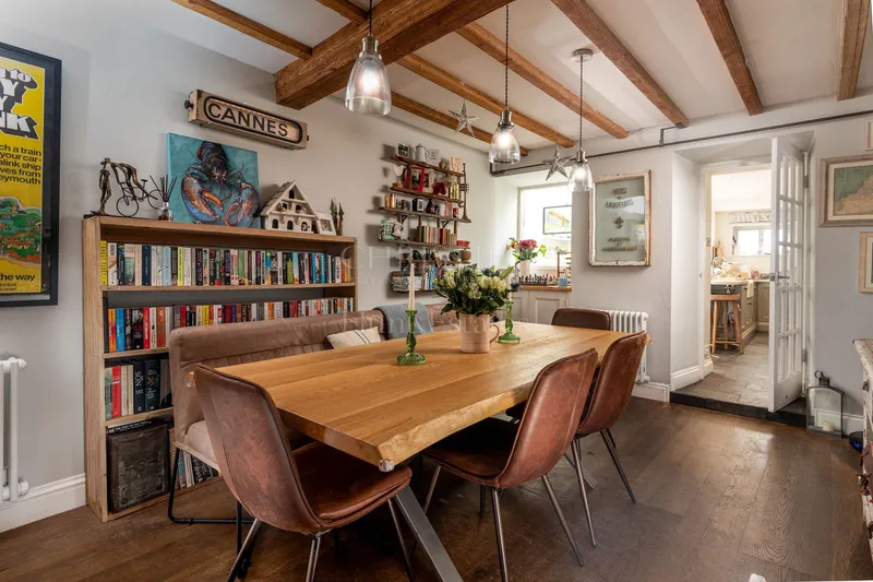 Granite Cottage In Sought After Location — photograph 3
