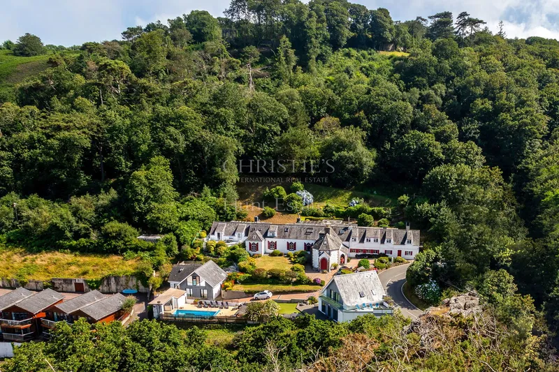 EXCITING OPPORTUNITY IN BOULEY BAY — main photograph