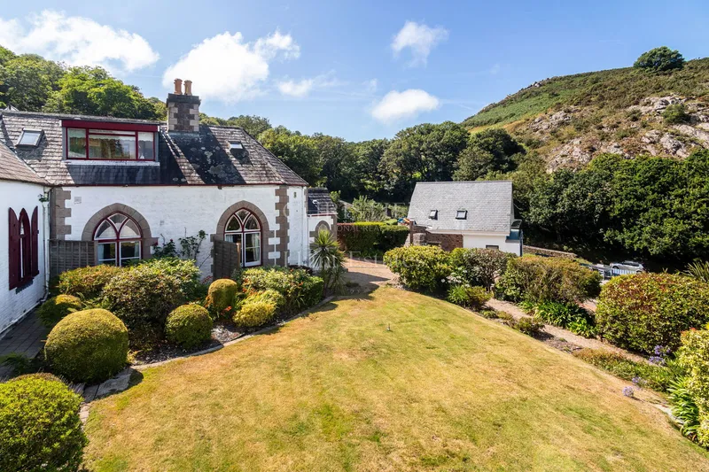 EXCITING OPPORTUNITY IN BOULEY BAY — photograph 5