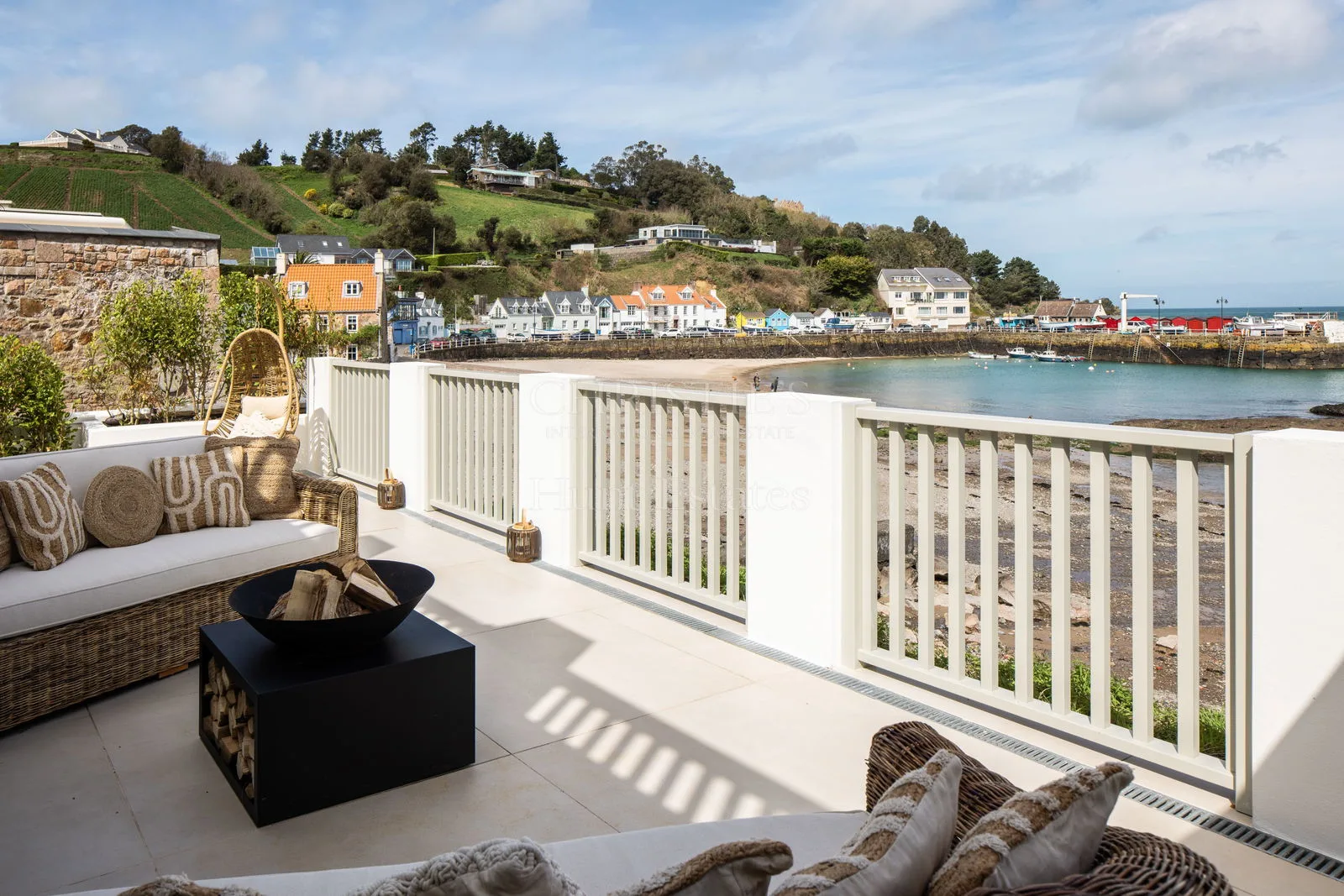 Contemporary Beach House With Stunning Sea Views — main photograph