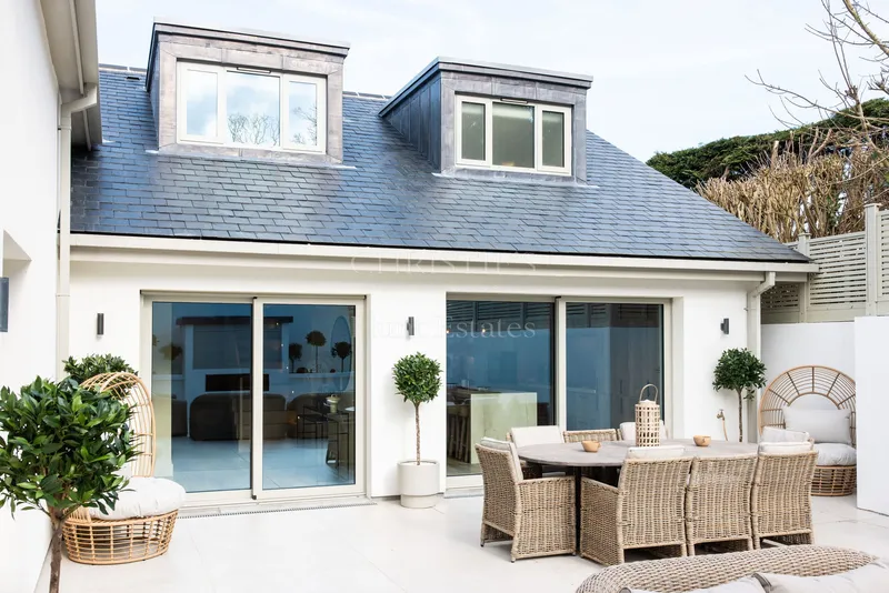 Contemporary Beach House With Stunning Sea Views — photograph 9