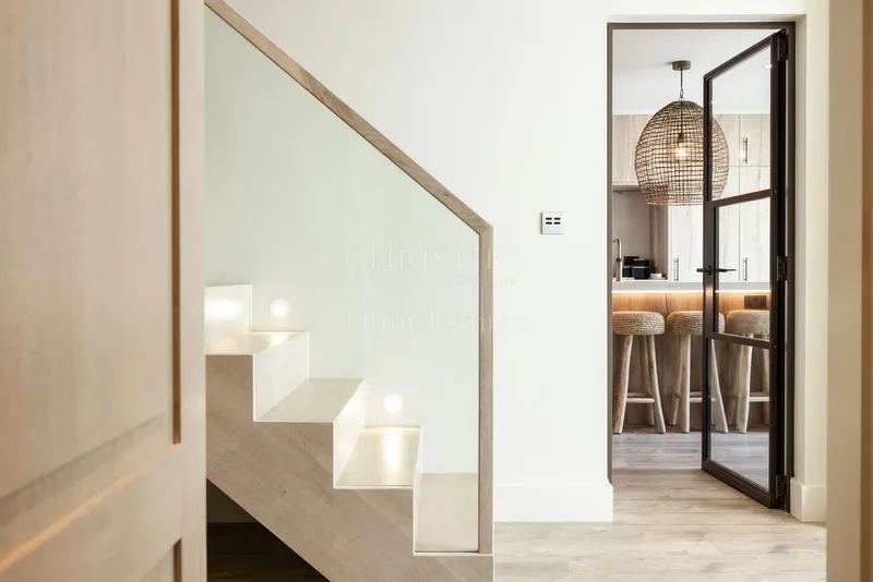 Contemporary Beach House With Stunning Sea Views — photograph 10