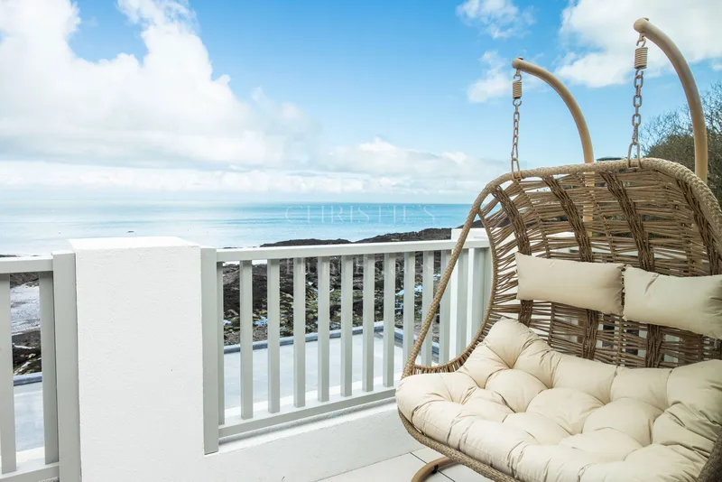 Contemporary Beach House With Stunning Sea Views — photograph 3