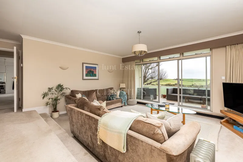 Spacious Apartment Overlooking The Royal Jersey Golf Course — photograph 7