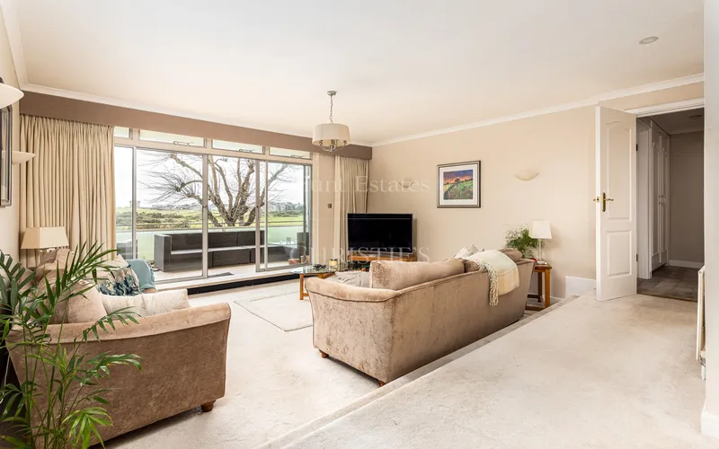 Spacious Apartment Overlooking The Royal Jersey Golf Course — photograph 6