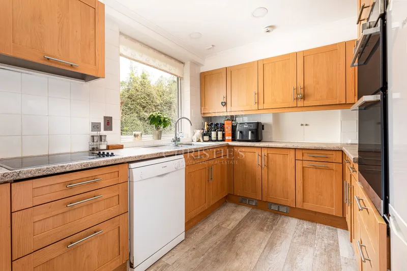 Spacious Apartment Overlooking The Royal Jersey Golf Course — photograph 4