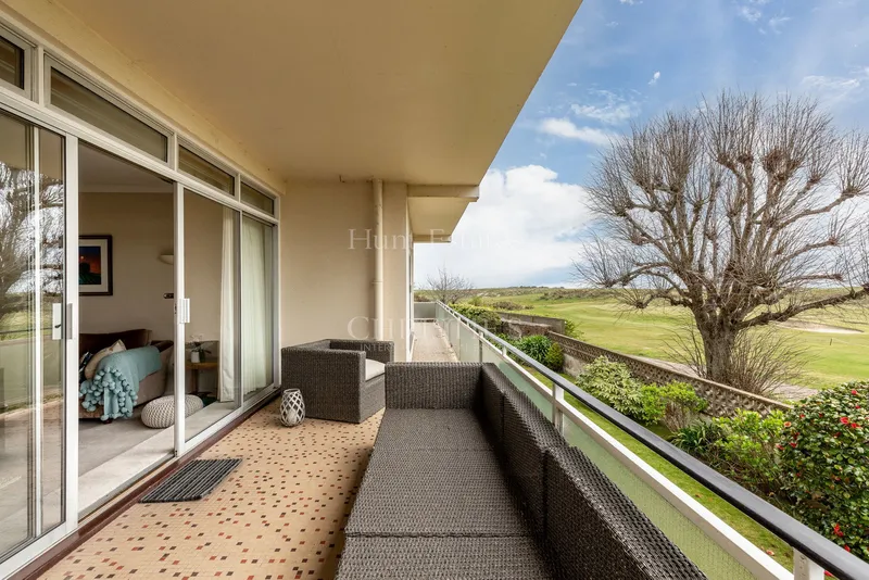 Spacious Apartment Overlooking The Royal Jersey Golf Course — photograph 3