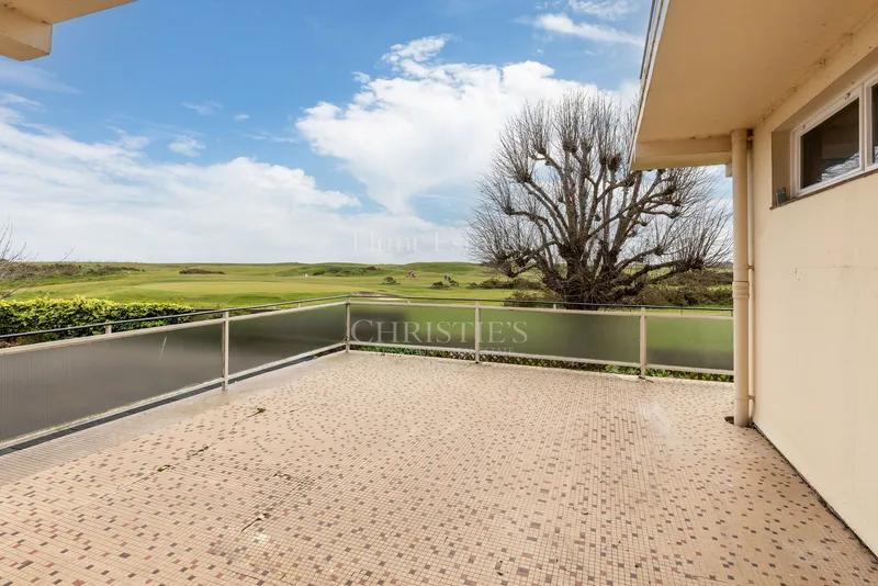 Spacious Apartment Overlooking The Royal Jersey Golf Course — photograph 2