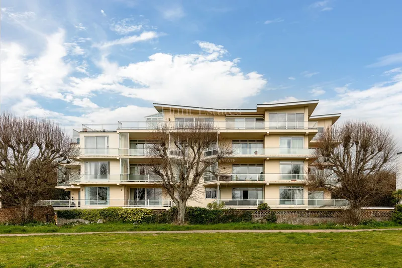 Spacious Apartment Overlooking The Royal Jersey Golf Course — main photograph