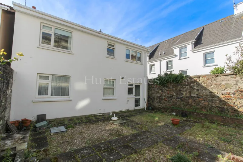 DETACHED TWO BEDROOM HOUSE WITH GARAGE AND GARDEN — photograph 2