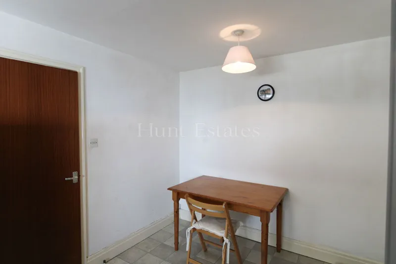 DETACHED TWO BEDROOM HOUSE WITH GARAGE AND GARDEN — photograph 9