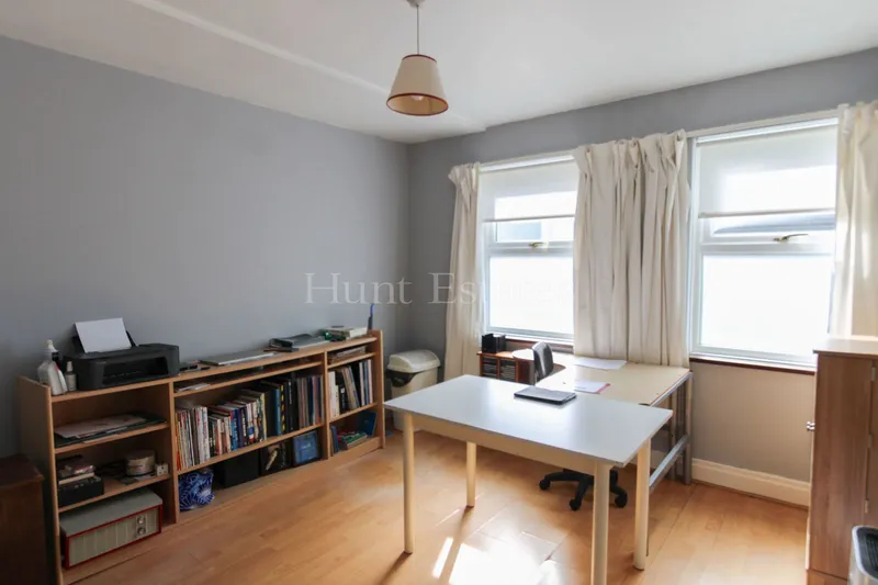 DETACHED TWO BEDROOM HOUSE WITH GARAGE AND GARDEN — photograph 6