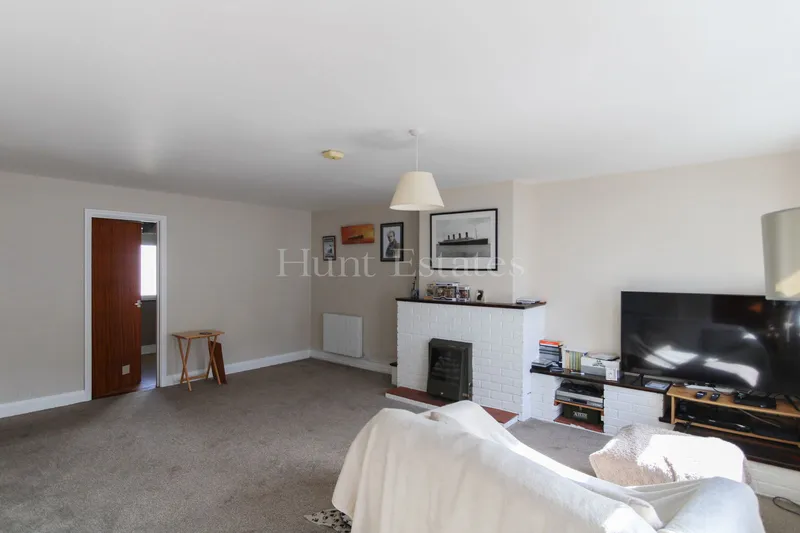 DETACHED TWO BEDROOM HOUSE WITH GARAGE AND GARDEN — photograph 4