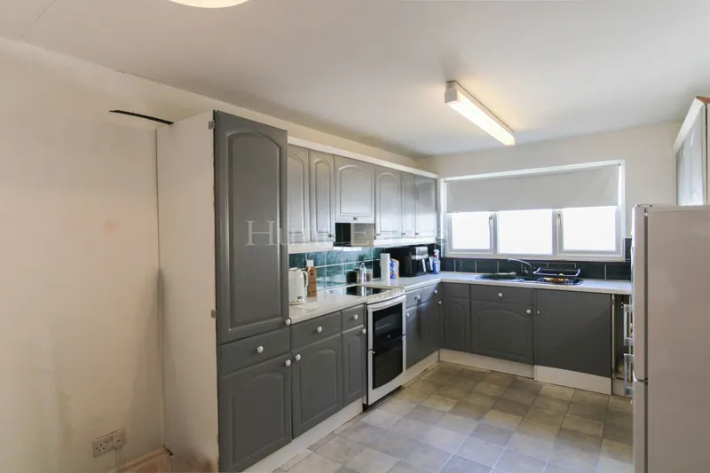 DETACHED TWO BEDROOM HOUSE WITH GARAGE AND GARDEN — photograph 8