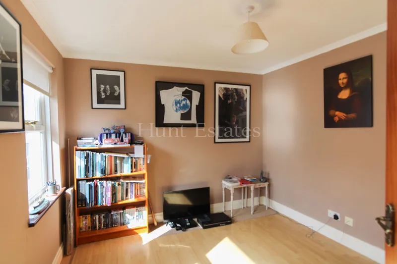 DETACHED TWO BEDROOM HOUSE WITH GARAGE AND GARDEN — photograph 7