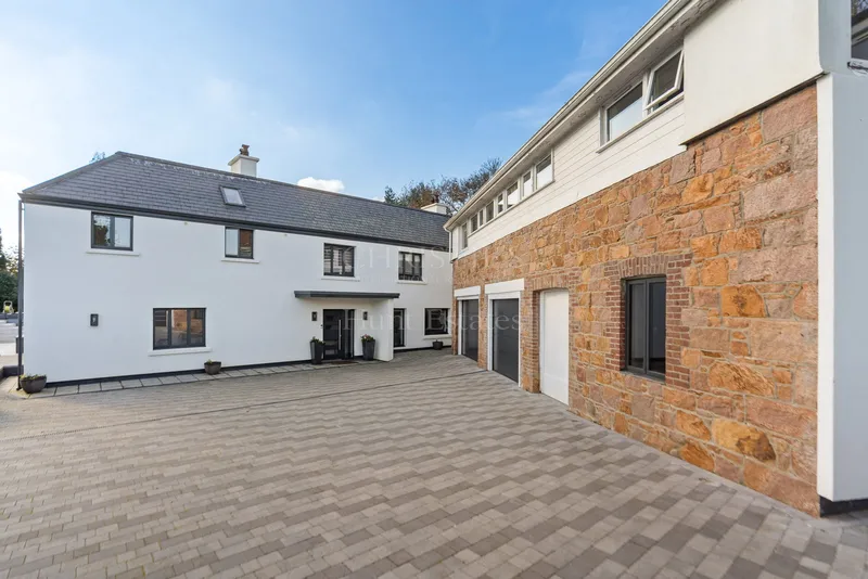 Modern Large Countryside Residence — photograph 5