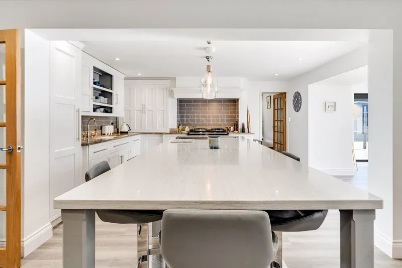 Modern Large Countryside Residence — photograph 8