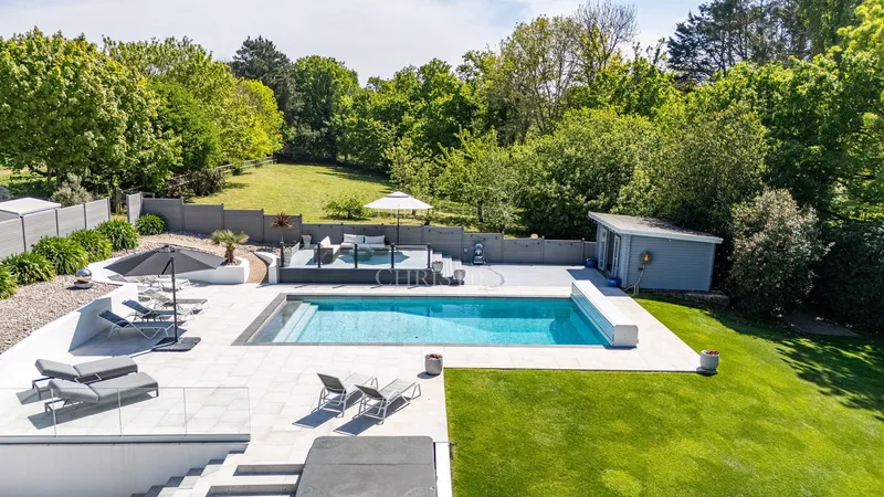 Modern Large Countryside Residence — photograph 4