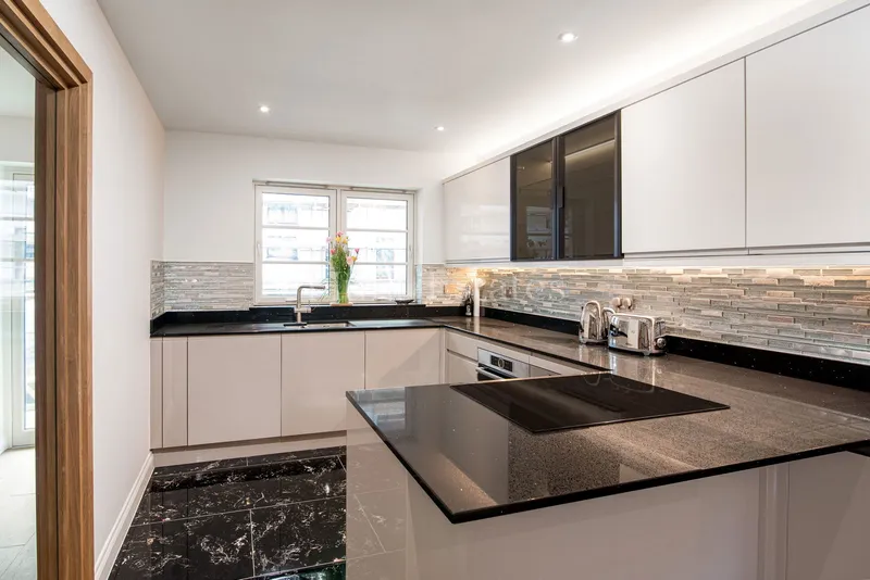 THREE BEDROOM LUXURY TOWNHOUSE — photograph 6