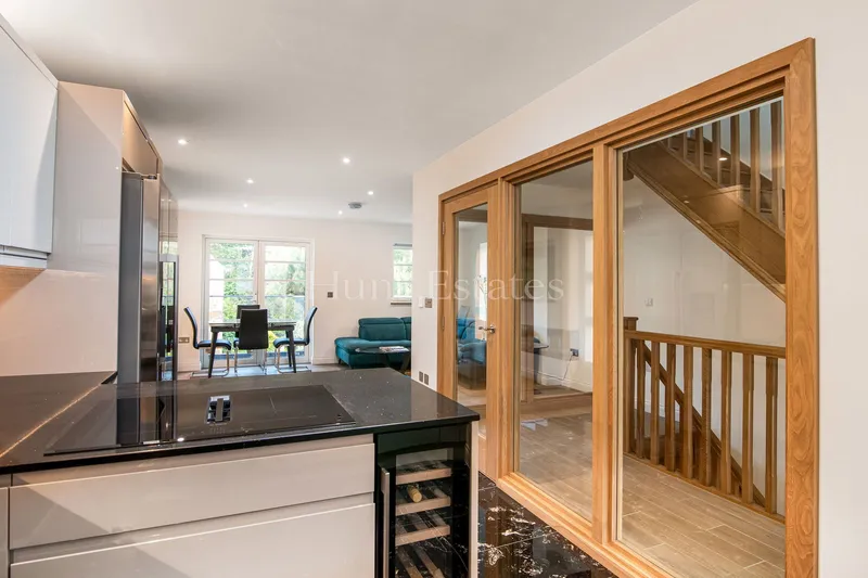 THREE BEDROOM LUXURY TOWNHOUSE — photograph 9
