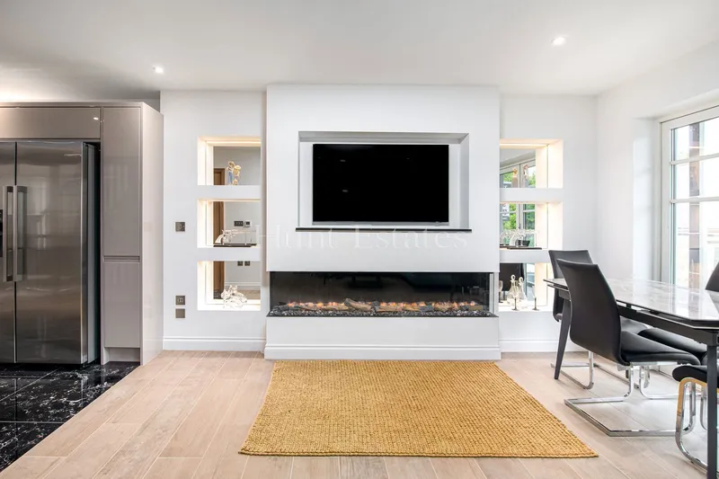 THREE BEDROOM LUXURY TOWNHOUSE — photograph 5
