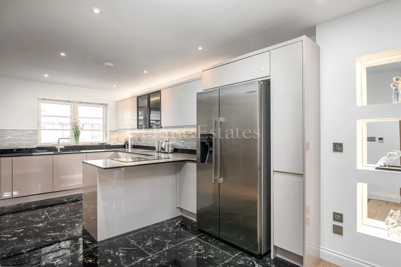 THREE BEDROOM LUXURY TOWNHOUSE — photograph 7