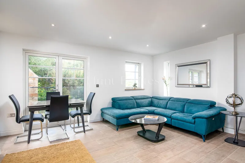 THREE BEDROOM LUXURY TOWNHOUSE — photograph 3