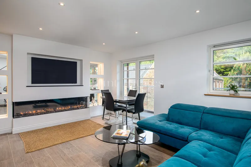 THREE BEDROOM LUXURY TOWNHOUSE — photograph 4
