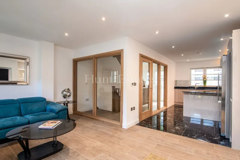 THREE BEDROOM LUXURY TOWNHOUSE — photograph 2