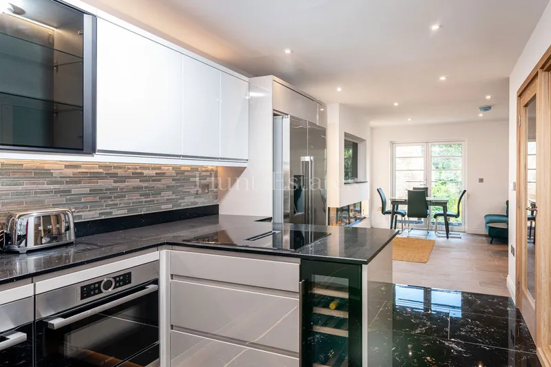 THREE BEDROOM LUXURY TOWNHOUSE — photograph 8