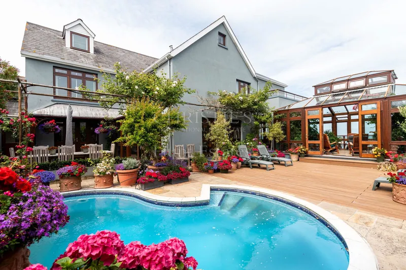 Five Bedroom Beachfront Home With Uninterrupted Sea Views — photograph 4