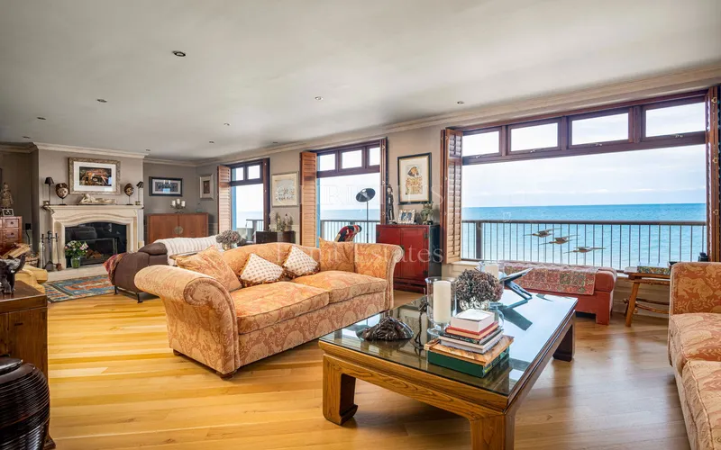 Five Bedroom Beachfront Home With Uninterrupted Sea Views — photograph 6