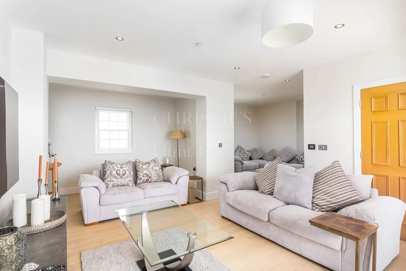 Stylish Four Bedroom Townhouse in The Heart of St Aubin — photograph 6