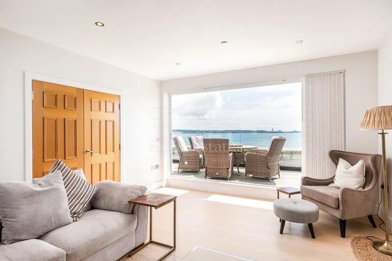 Stylish Four Bedroom Townhouse in The Heart of St Aubin — photograph 4