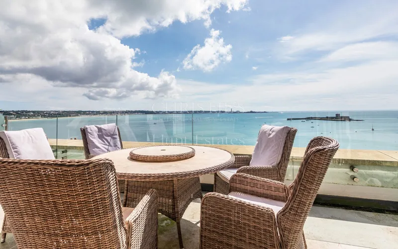 Stylish Four Bedroom Townhouse in The Heart of St Aubin — photograph 9